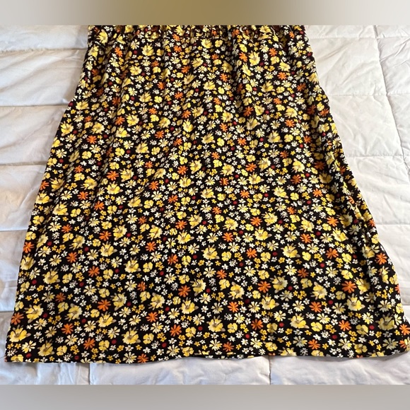 NWT Forever 21 floral print halter dress. Keyhole in front. Zipper closure. Med - Picture 3 of 9